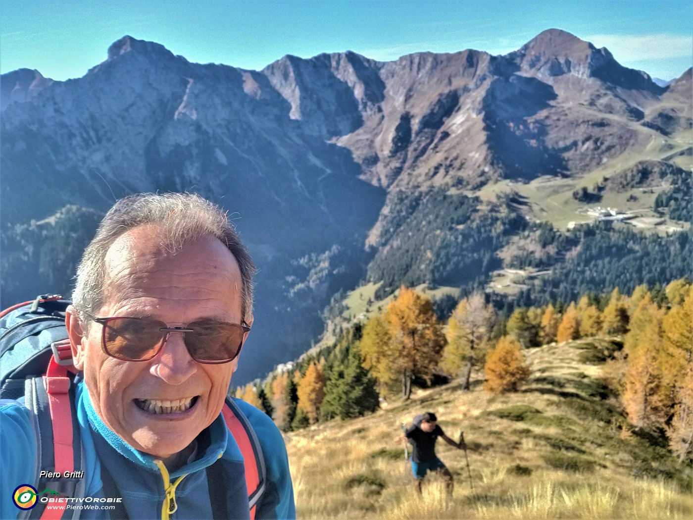 01 In decisa-ripida salita dalla Baita Nuova (1759 m)  alla cima del Monte Arete (2227 m) tra larici colorati d'autunno .jpg